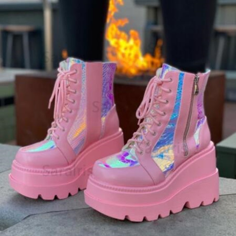 Block Heel Ankle Boots - 女性のピンクのホログラフィックプラットフォームアンクルブーツファッションゴシックウェッジヒールレースアップサイドジッパーパンクコンバットブーツボタスパラムジェール